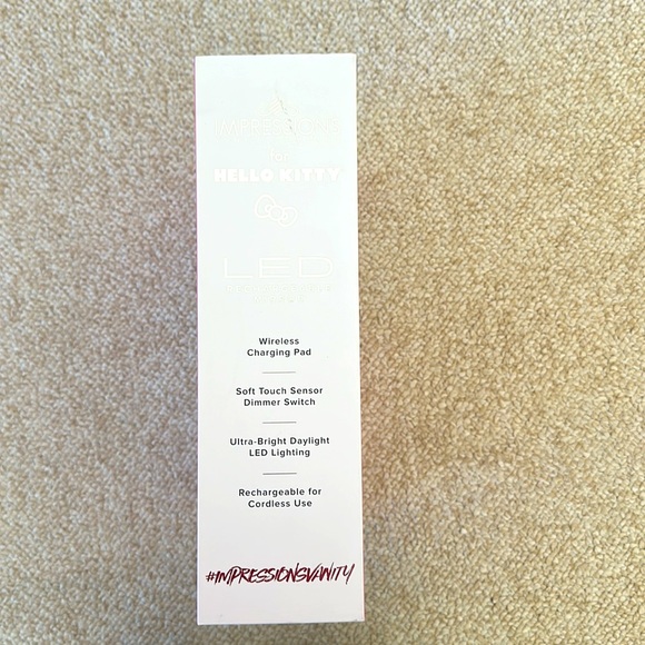 Hello Kitty LED Rechargeable Mirror - Picture 3 of 8